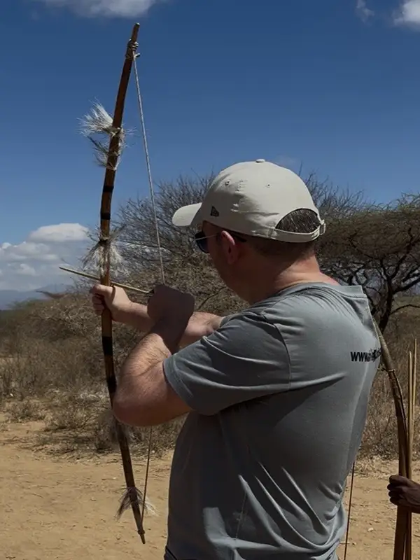 Responsable de la société qui apprend avec les Hadzabe a tirer à l'arc