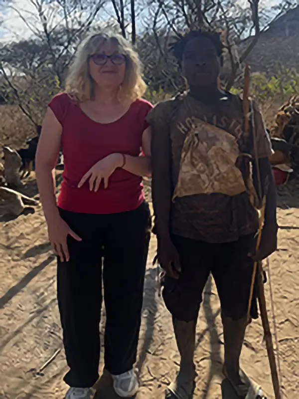 Homme de la tribu des Hadzabe avec notre responsable marketing